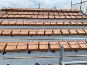屋根の葺き替え工事　⑥瓦設置